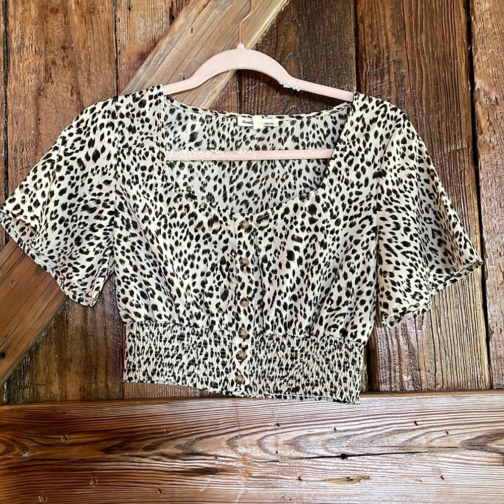 Short sleeve cropped top animal print